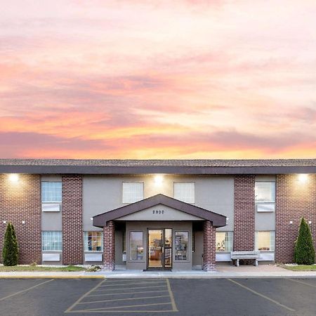 Hotel Baymont By Wyndham Beloit Exterior foto