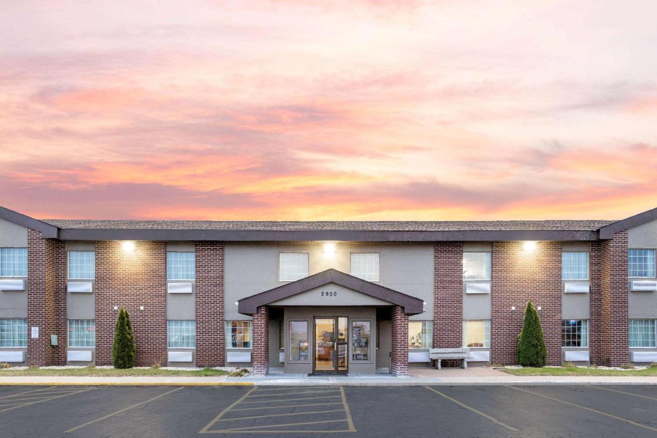 Hotel Baymont By Wyndham Beloit Exterior foto