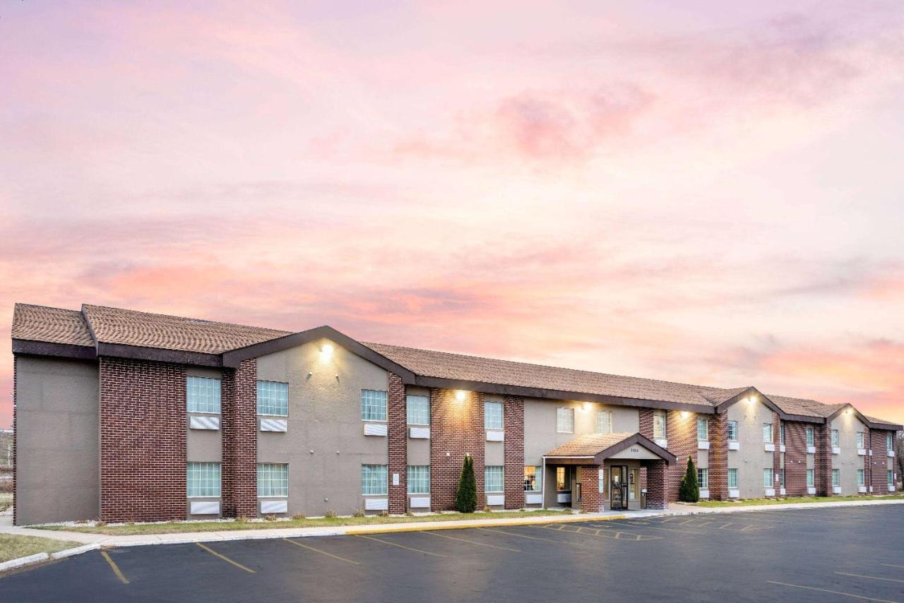 Hotel Baymont By Wyndham Beloit Exterior foto