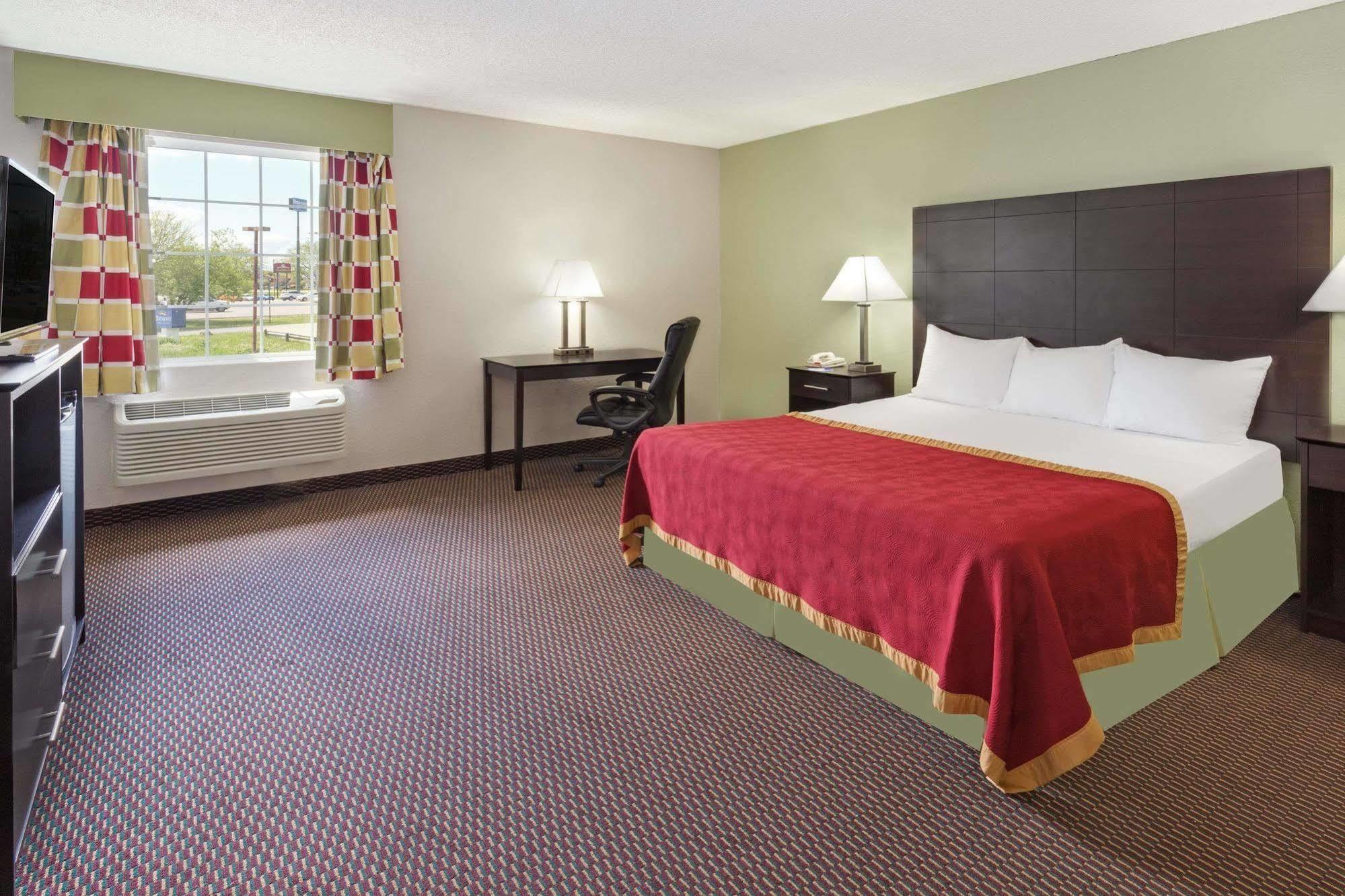 Hotel Baymont By Wyndham Beloit Exterior foto